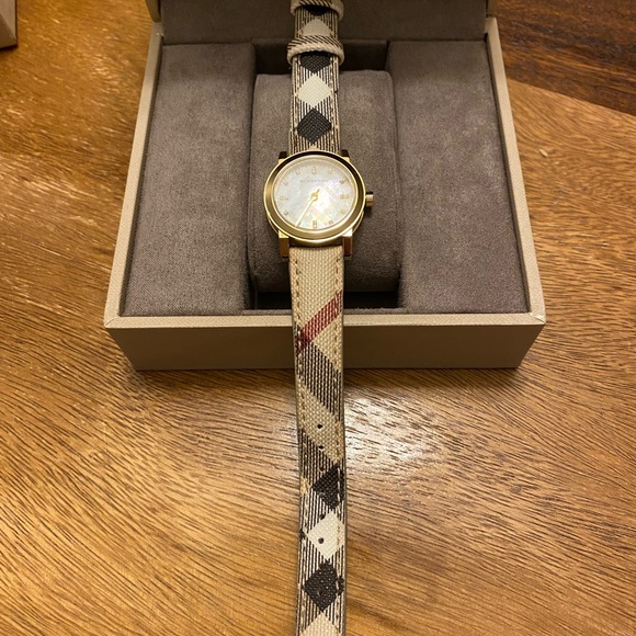 Burberry watch - Picture 5 of 7